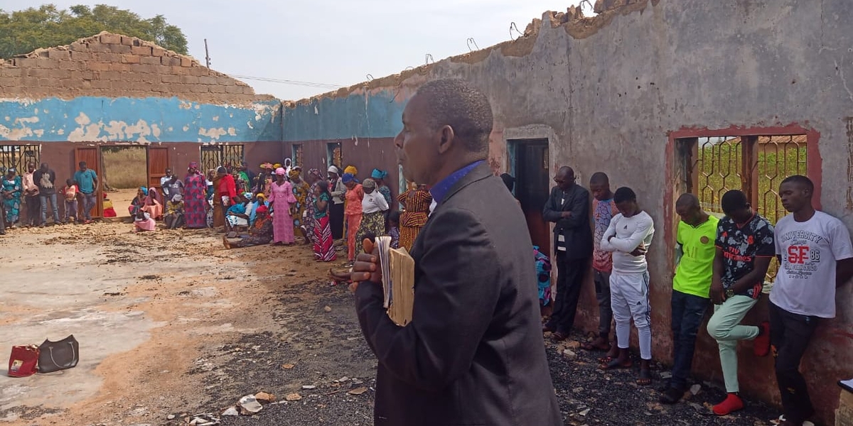 Cristãos louvam a Deus dentro de igreja queimada na Nigéria Guiame