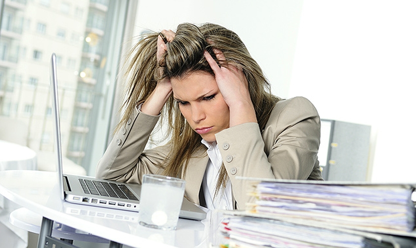 Estudo revela que mulheres que enfrentam longa jornada de trabalho têm