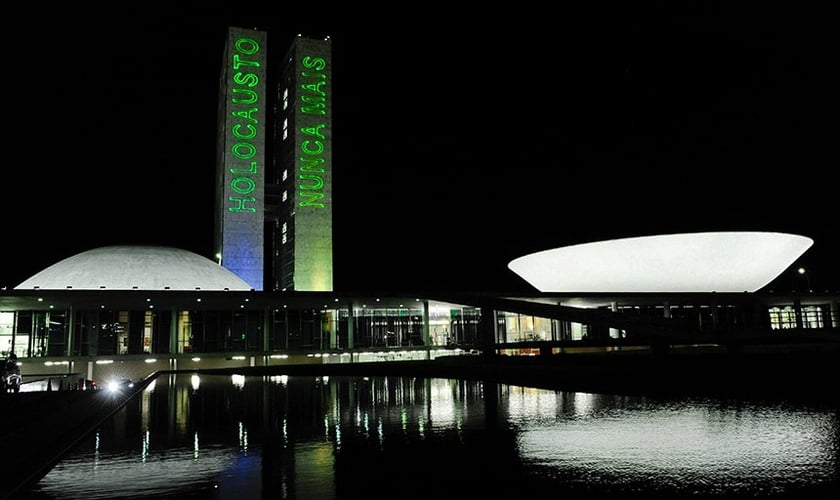 Torres do Congresso Nacional são iluminadas a frase Holocausto