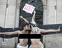 Ativistas promovem "beijaço" gay em frente à Igreja da Candelária (RJ)