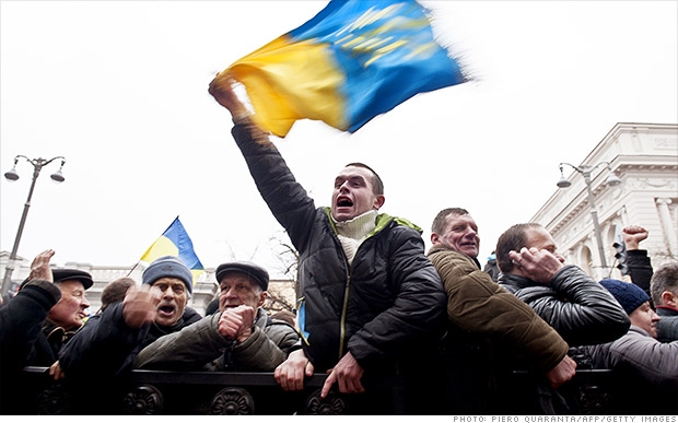 Com aumento da tensão em relação à Rússia, ucranianos buscam consolo em orações
