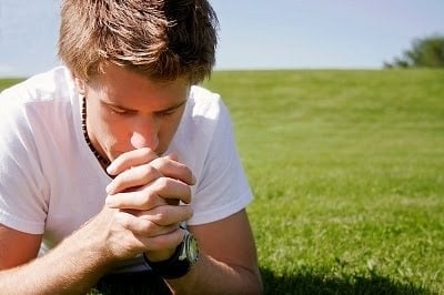 jovem orando