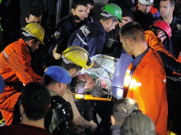 Equipes de resgate retiram mineiro acidentado em explosão na Turquia