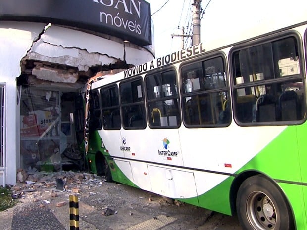 Ônibus invade loja de móveis após motorista perder controle da direção
