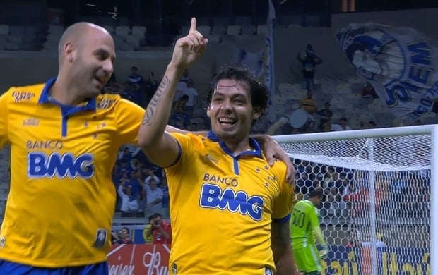 Ricardo Goulart celebra o gol que abre a vitória celeste sobre o Sport