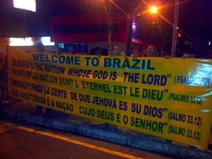 Com frases de apoio, evangélicos recepcionam seleção da Austrália em Vila Velha (ES)