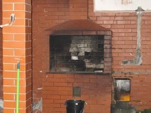 Pedaços do corpo do zelador foram queimados em churrasqueira