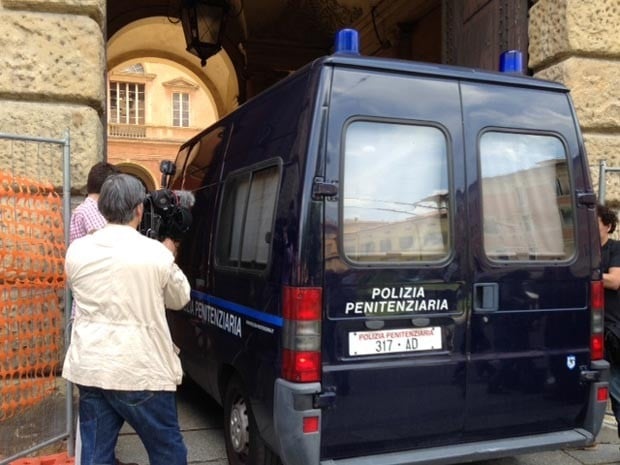 Viatura da polícia italiana conduz Henrique Pizzolato ao prédio do tribunal de Justiça de Modena, no norte da Itália 