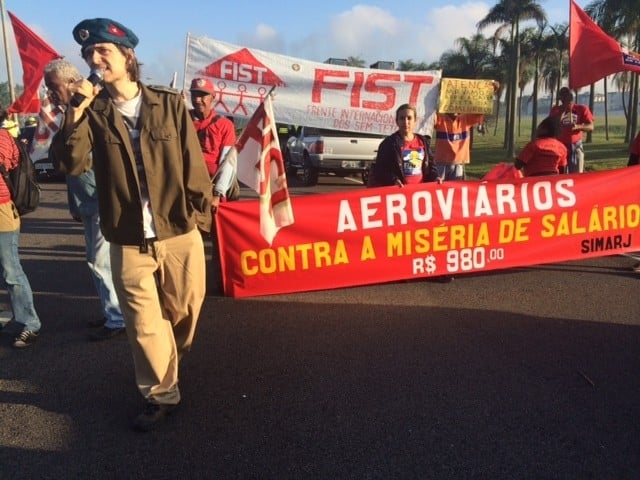 Manifestantes exibiam faixas na Avenida Vinte de Janeiro 