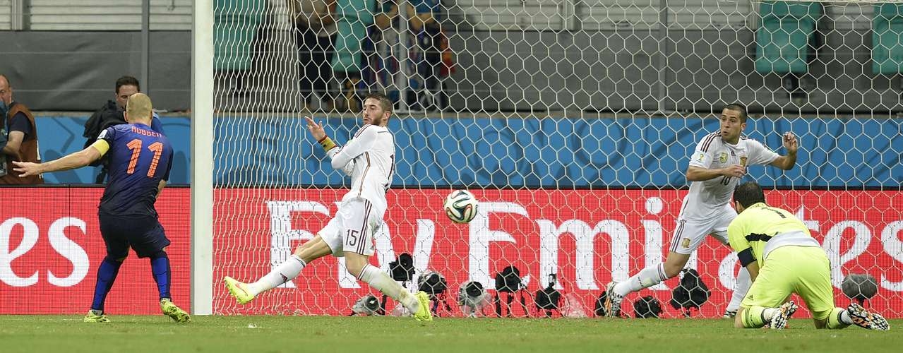 Holanda faz goleada arrasadora em cima da Espanha na estreia das duas  sele��es na Copa 2014 - Holanda faz goleada arrasadora em cima da Espanha  na estreia das duas sele��es na Copa