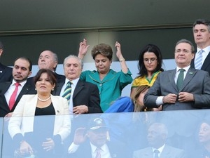Na abertura do jogo entre Brasil e Croácia, Dilma cruzou os dedos desejando sorte à Seleção.