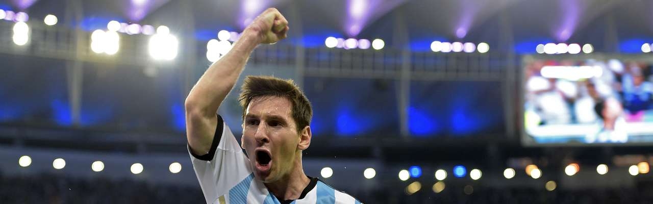 Messi carrega pelo meio, dribla Bicakcic e chuta forte dá entrada da área, marcando o segundo gol da Argentina