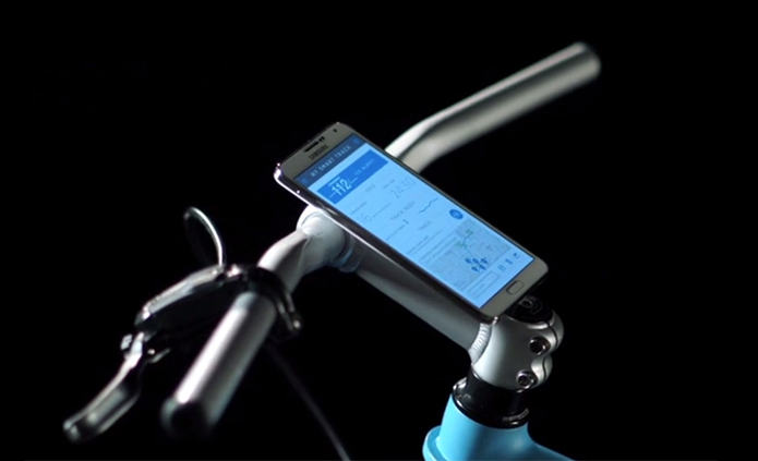 Smartphone se conecta magneticamente para controlar bicicleta