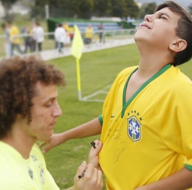Garoto invade treino da Seleção e David Luiz retribui carinho: "Agradeço a Deus"