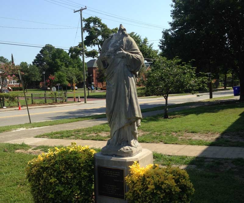 Homem vandaliza estátua de Jesus Cristo e usa 10 Mandamentos como "justificativa"