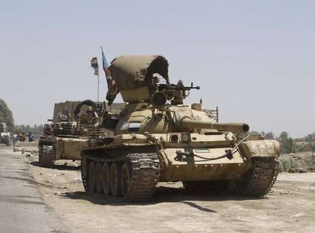 Tanques das forças iraquianas se dirigem às suas posições em uma intensa mobilização de segurança, a oeste de Bagdá, no Iraque, na terça-feira