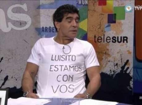 Maradona homenageou Suárez com camiseta durante seu programa