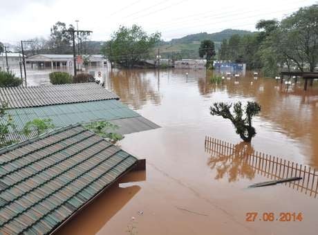 Chuva intensa deixa cidades de Santa Catarina em estado de emergência