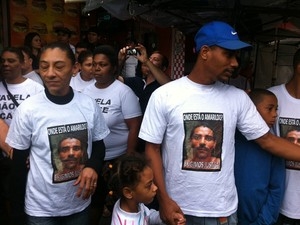 Esposa e filhos de Amarildo durante protesto na Rocinha
