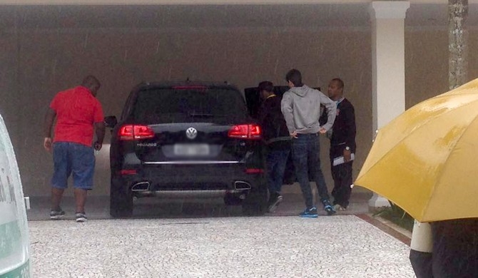 Neymar deixa sua casa no Guarujá em direção a Granja Comary