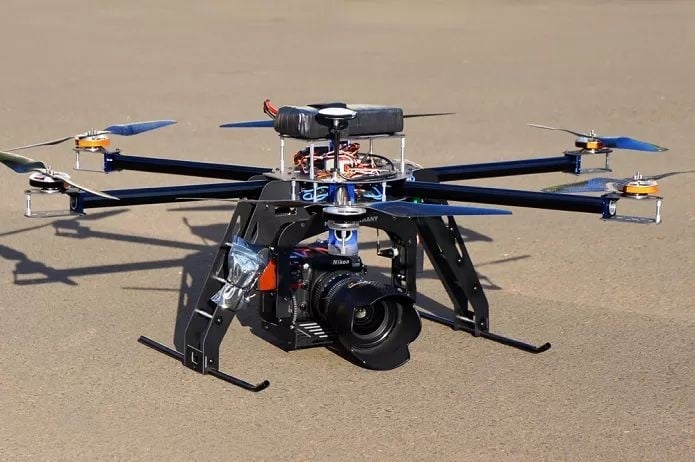 Câmera fotográfica profissional instalada em um drone