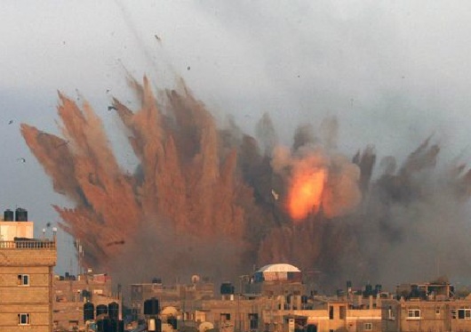 Explosão de bombardeio israelense é vista em Rafah, no sul da Faixa de Gaza