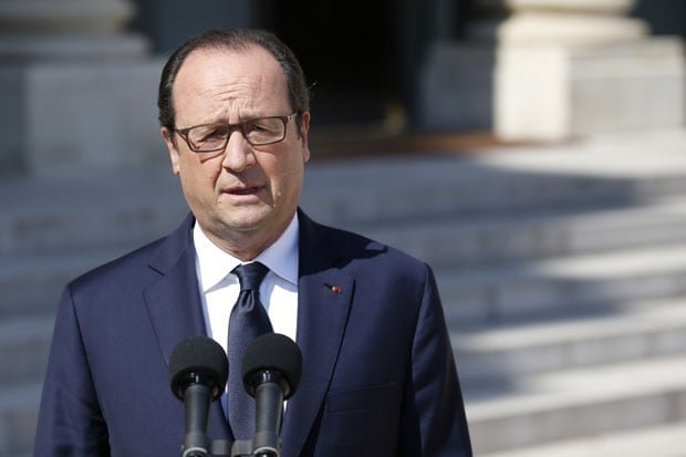 O presidente da França, Francois Hollande, fala sobre a queda do avião da Air Algérie nesta sexta-feira (25) em Paris