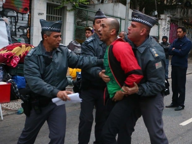 A Polícia Militar cumpre reintegração de posse em um prédio invadido na Rua da Consolação, no centro de São Paulo, na manhã desta terça-feira (29)