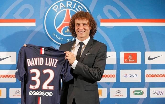 David Luiz posa com camisa do PSG em apresentação