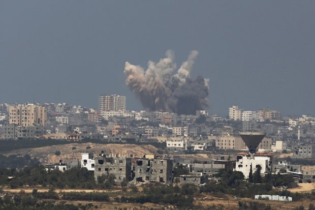 Explosão é vista em Gaza após ataque aéreo israelense nesta sexta-feira (8)