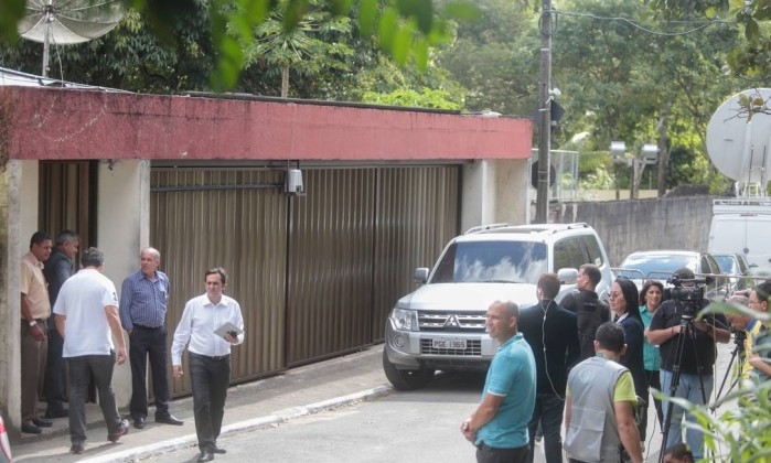 Casa da família de Eduardo Campos, no bairro Dois Irmãos, em Recife: visita de amigos e familiares e presença constante da imprensa na porta
