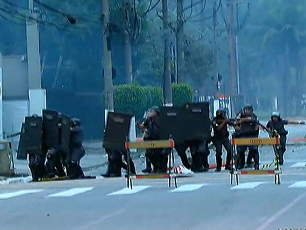 Policiais usam escudos e bombas de gás contra manifestantes na USP 