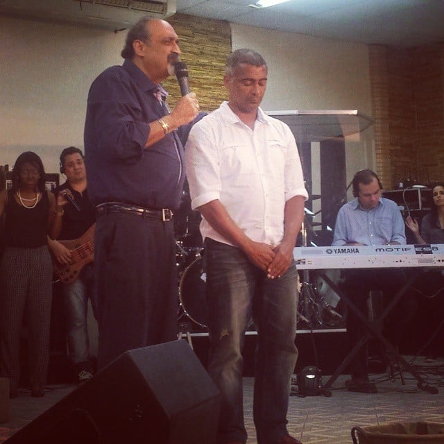 Romário se converte e é presenteado com bíblia, no Rio de Janeiro