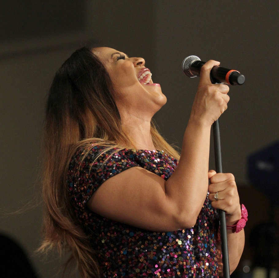 Erica Campbell cantando no McDonald's Inspiration Celebration Gospel Tour na Filadélfia no dia 22 de maio