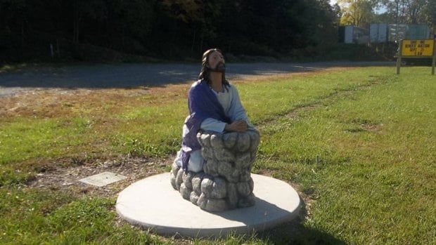Adolescente é detido nos EUA por tirar foto obscena com estátua de Jesus