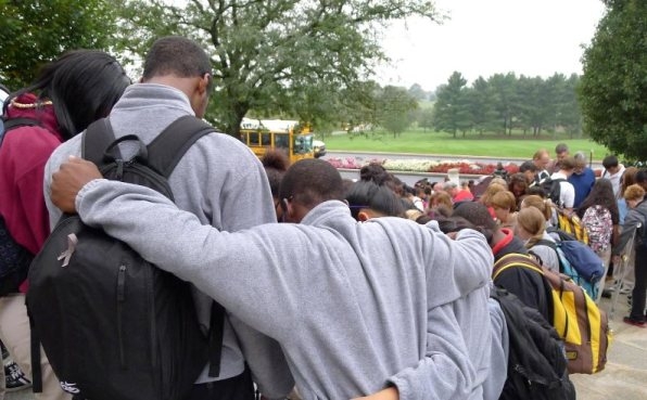 Cristãos se reúnem para orar em atitude de protesto pacífico, nos EUA
