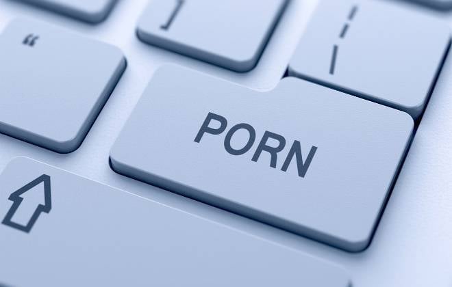 Nos EUA, pesquisa revela que quase 80% dos homens cristãos consomem pornografia