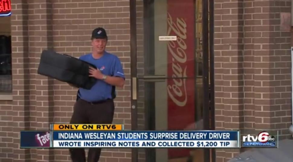 Estudantes cristãos dão gorjeta de mais de 1.200 dólares a entregador de pizza