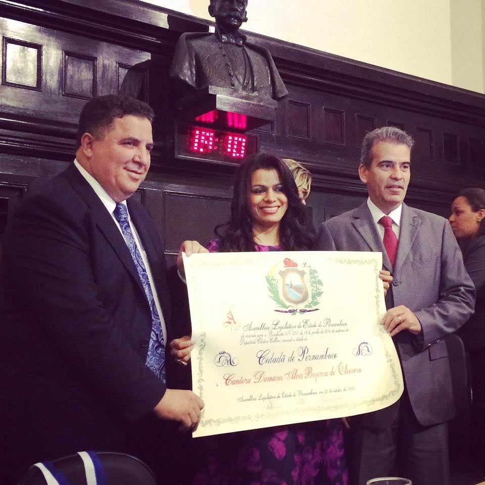Em Recife (PE), cantora Damares recebe título de Cidadã Pernambucana