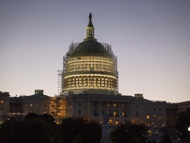 Imagem de arquivo do dia 24 de outubro mostra que o Capitólio, sede do Congresso dos Estados Unidos, em Washington, passa por restauração (Foto: AP Photo/J. Scott Applewhite, File)