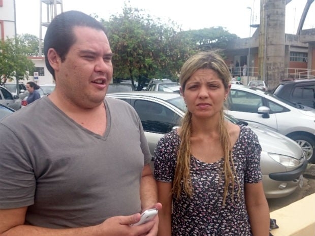 Fernanda e o irmão em frente ao hospital nesta quarta-feira (5) (Foto: Jomar Bellini / G1)