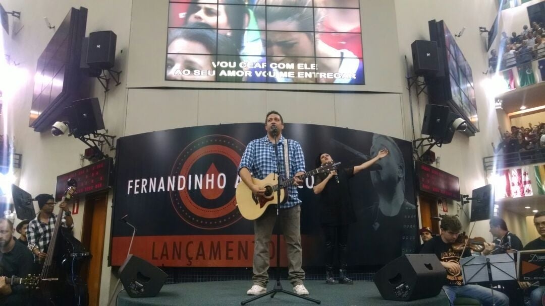 Fernandinho é premiado com Disco de Ouro pelo sucesso de vendas de seu CD Acústico