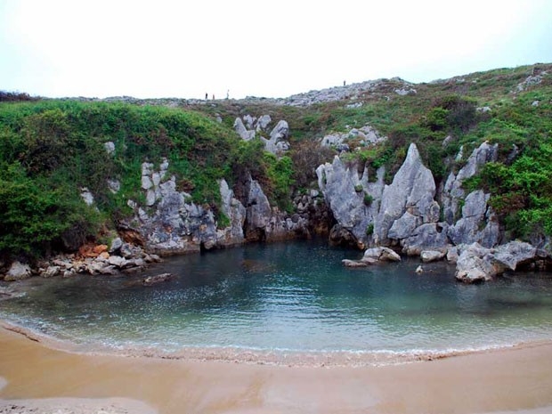 A praia de Gulpiyuri tem água salgada e cristalina, que chega por túneis entre as rochas (Foto: Ramon Dias/Creative Commons)