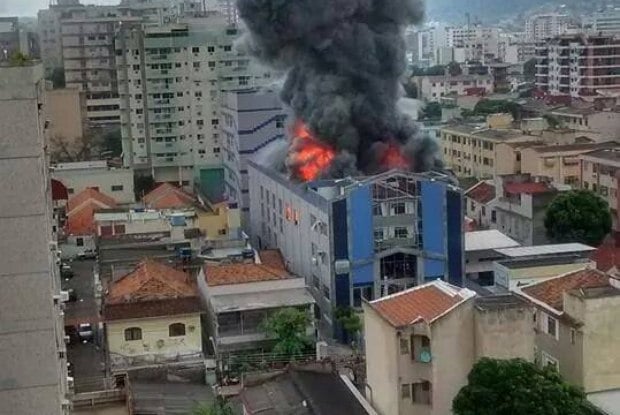 Incêndio atinge igreja evangélica, na zona norte do RJ