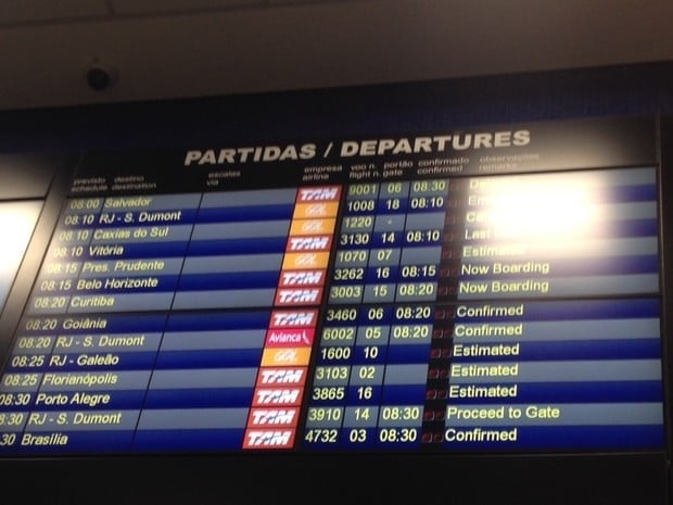 Painel mostra voo da TAM (último da lista) confirmado para as 8h30 (Foto: Olívia Florência/G1)