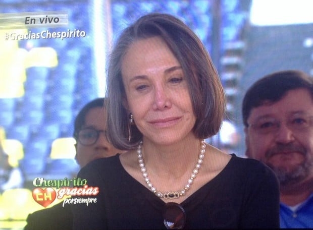 Florinda Meza chora ao fim da cerimônia (Foto: Reprodução/Televisa)