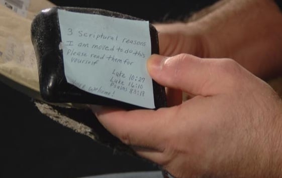 Com versos bíblicos, anônimo devolve carteira que tinha mais de 300 dólares ao dono‏