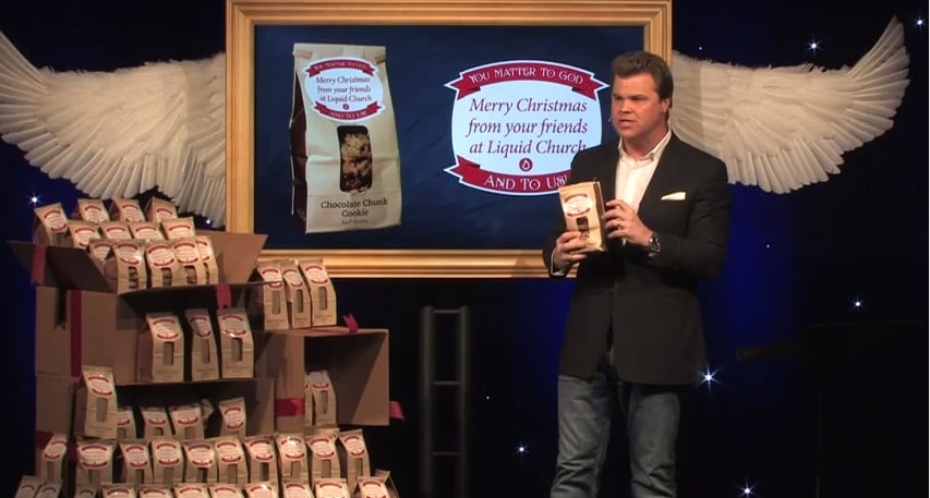 Igreja promove "Flash Mob Espiritual" e distribui vales-alimentação para trabalhadores na véspera do Natal