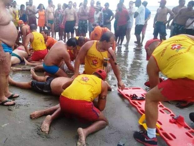 Trabalho de resgate das vítimas foi iniciado ainda na faixa de areia (Foto: Divulgação/Polícia Militar)