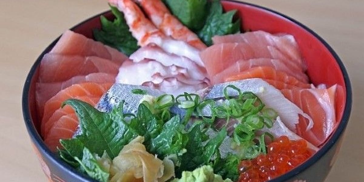 Poke (Pokê); prato criado com base na tradição do tirashi sushi